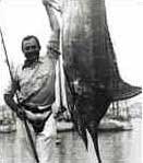 Fotografia: Hemingway con un grosso blu marlin - www.lostgeneration.com/hembio.html